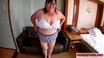 Hōʻike ka makuahine Kepani momona i kona ʻuʻu nui a hauʻoli i ka pāʻani moe kolohe. Ua kamaʻilio kekahi makuahine ʻĀsia he 51 mau makahiki e pili ana i kāna ʻike moe kolohe. Yukiko 1 OSAKAORN fatty milf